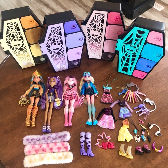Monster High, Bundle, Skulltimate Secrets, 4 Dolls, 4 Lockers, & Accessories - Picture 1 of 11